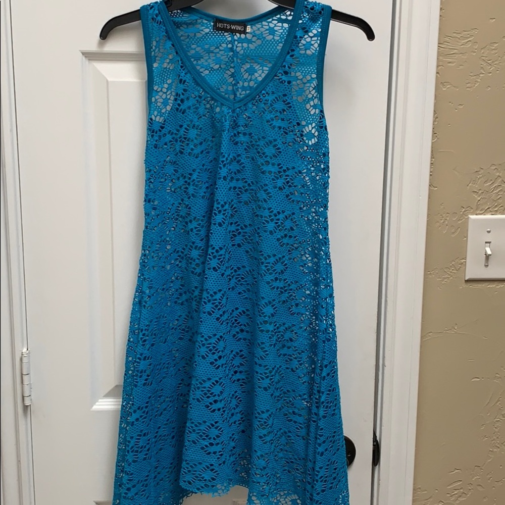 Hots wing size medium polyester/spandex swim cover. Free with a swimsuit bundle.